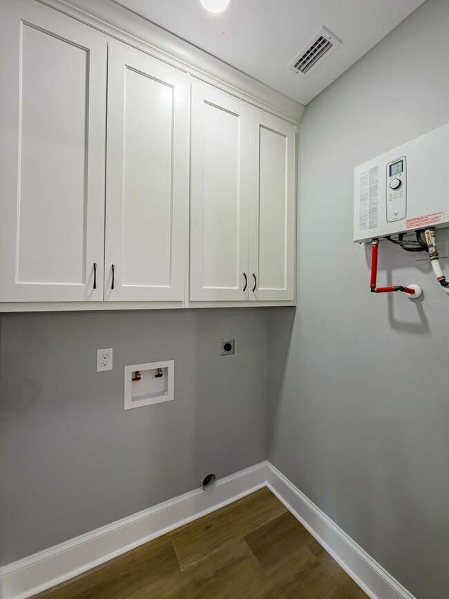 Building Photo - 807 Cherokee Ave