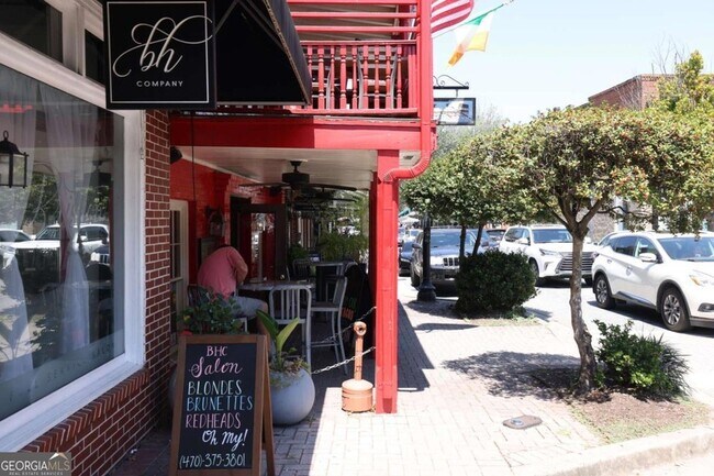 Building Photo - 190 Thompson Pl