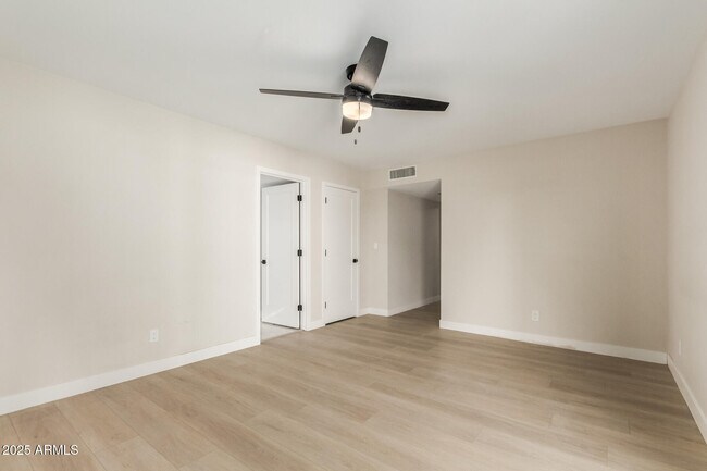 Building Photo - 4521 E Sunrise Dr