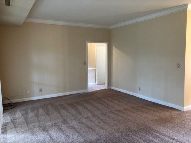 Building Photo - Nice 2BR/1.5BA Condo with golf course view!!