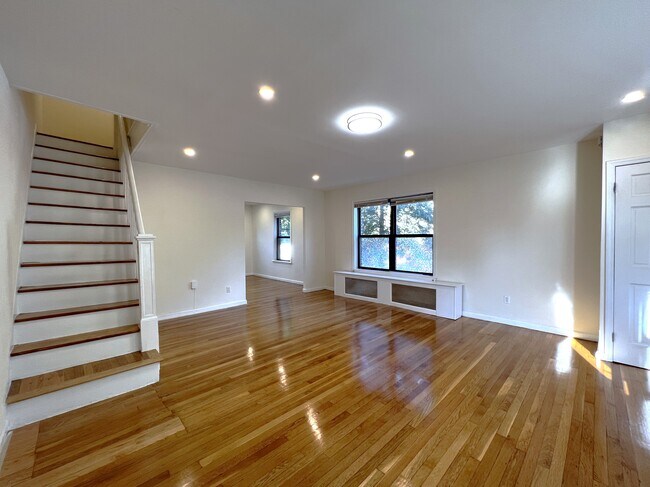 Building Photo - 67-135-135 Dartmouth St