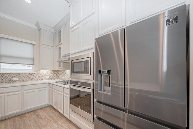 Building Photo - 10014 Granary Dr