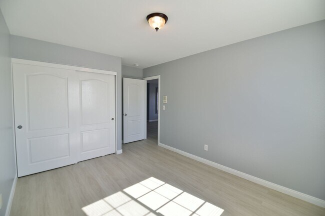 Building Photo - Spacious 4Bed/2Bath/2Car Home located in North Las Vegas w/ Pool!