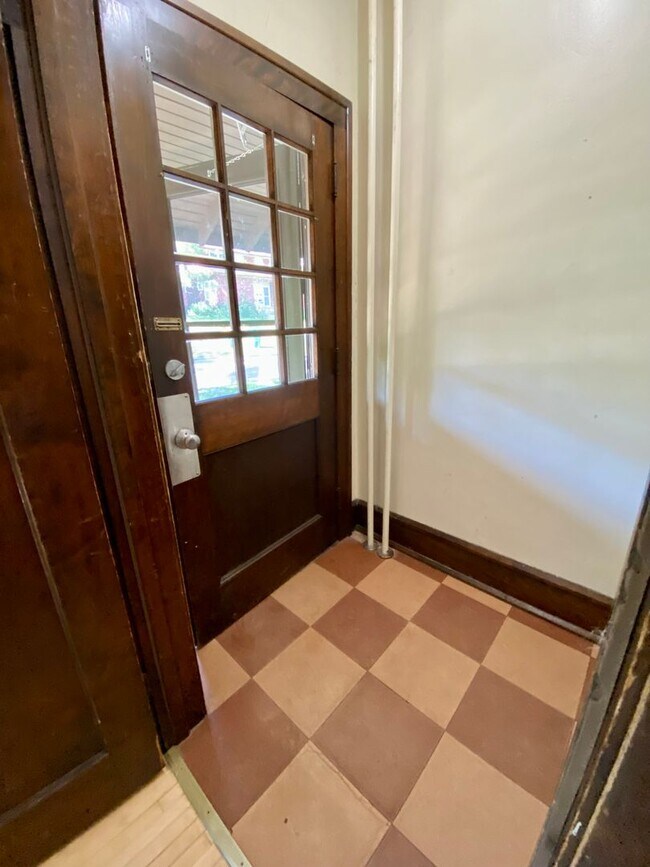 Building Photo - 2016-2018 E 6th Street