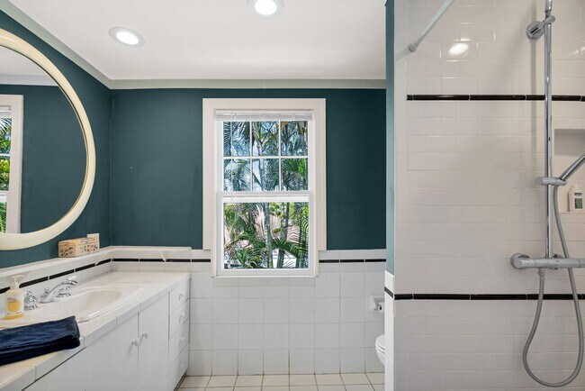 Building Photo - 519 28th St