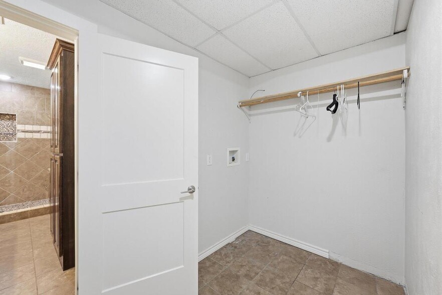 Building Photo - 102 Whispering Oak St