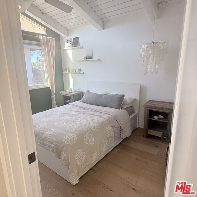 Building Photo - 987 Brookview Ave