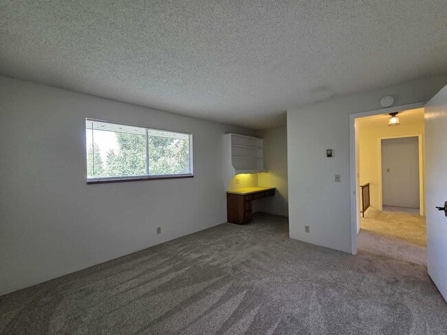Building Photo - HUGE Number 2 Canyon ~ ~ 4 bedroom, 3 bath...
