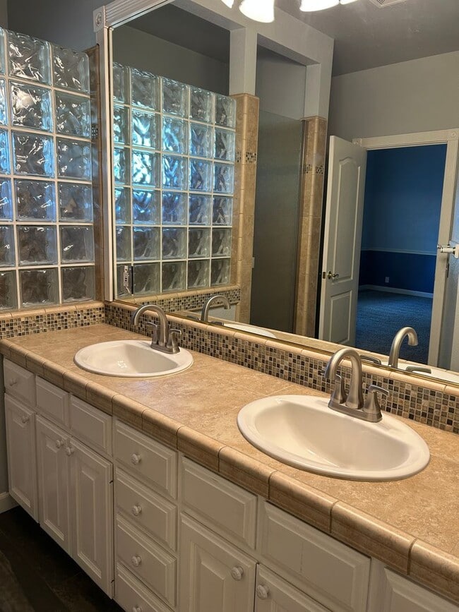 Building Photo - Introducing Your Dream Home:  A perfect blend of comfort and convenience!