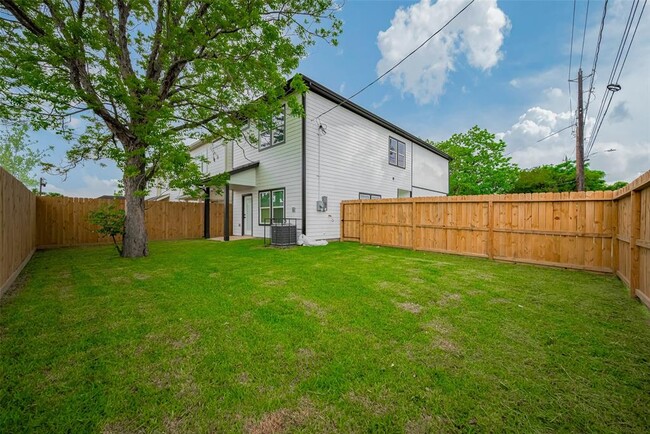Building Photo - 7546 Charlie St
