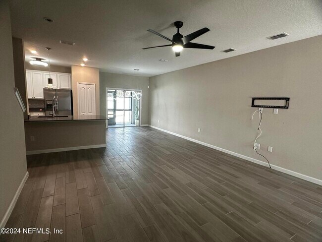 Building Photo - 7371 Palm Hills Dr