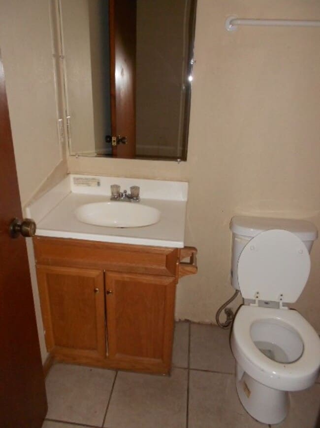 Building Photo - 3 Bedroom, 2.5 Bath off of Mission Road! Available August 2026!