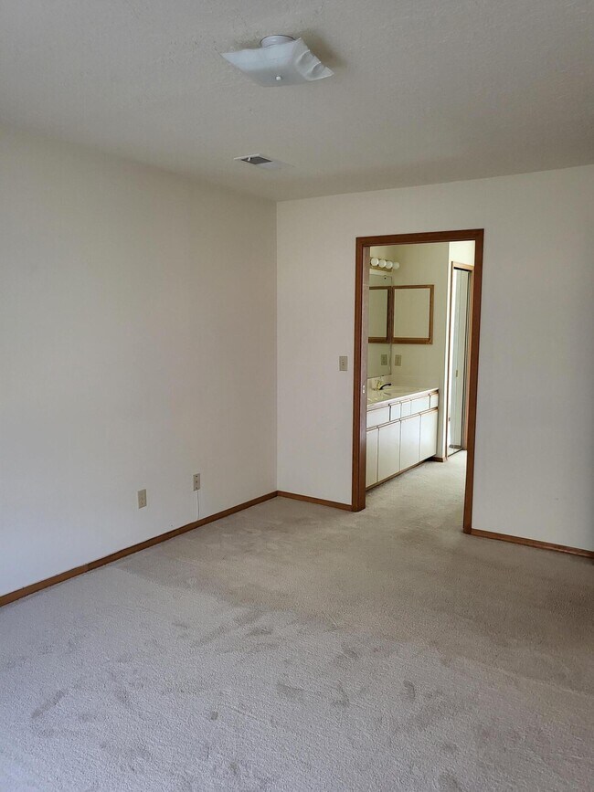Building Photo - 819 Country Club Dr SE