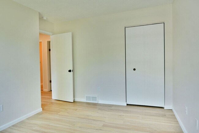 Building Photo - 460-462-462 Fowler St