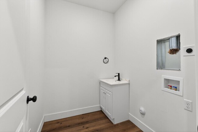 Building Photo - JR119L