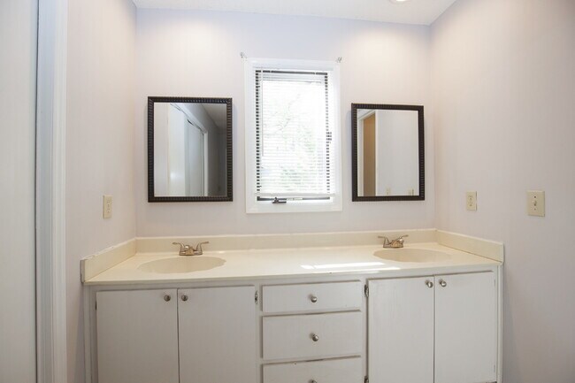 Building Photo - 50 Surry Cir N