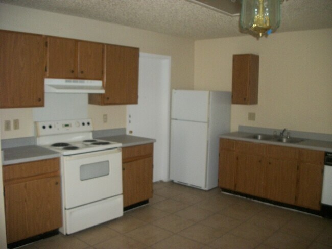 Building Photo - NICE HOME NEAR EVERYTHING