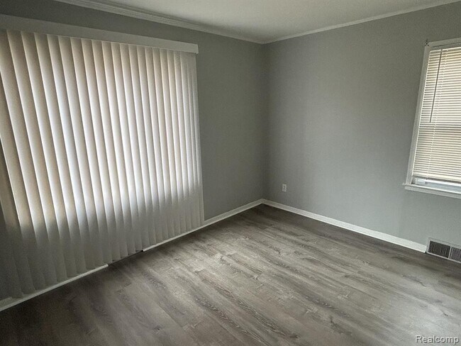 Building Photo - 12871 Saratoga St