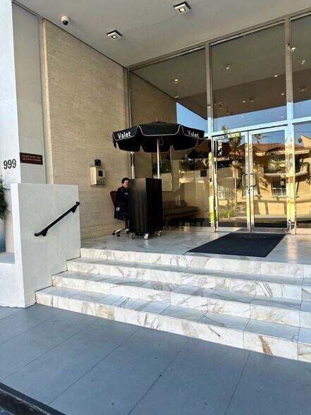 Building Photo - 999 N Doheny Dr