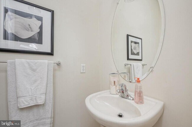 Building Photo - 4204 Lexington Ct