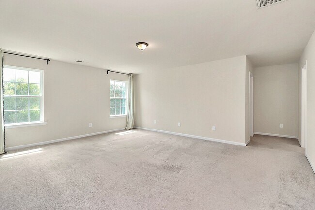 Building Photo - Welcome to this spacious 4 bedroom, 2.5 ba...