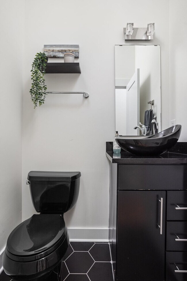 Building Photo - 1616 Pleasant St