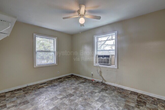 Building Photo - 2477 Thrasher Ave