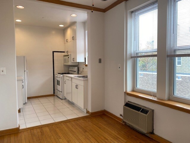 Building Photo - 642 W Buckingham Pl