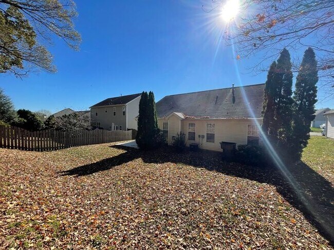 Building Photo - Beautiful ranch home in Steele Creek