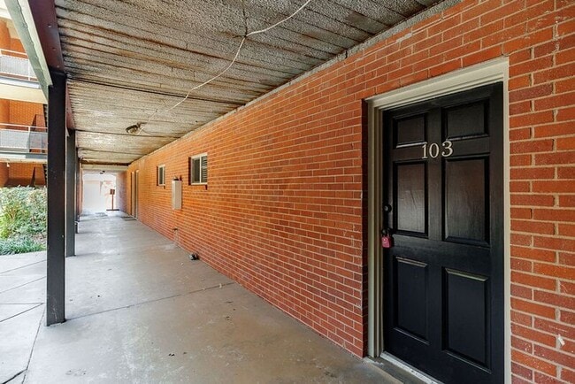 Building Photo - 250 Little St