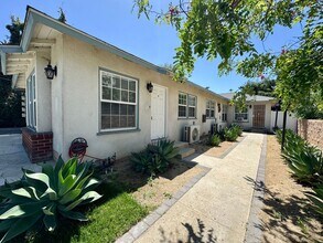 Building Photo - Large front unit apartment with patio