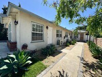 Building Photo - Large front unit apartment with patio