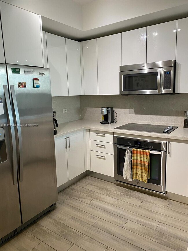 Building Photo - 999 SW 1st Ave