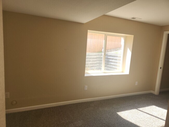 Building Photo - 8179 Meadowcrest Dr
