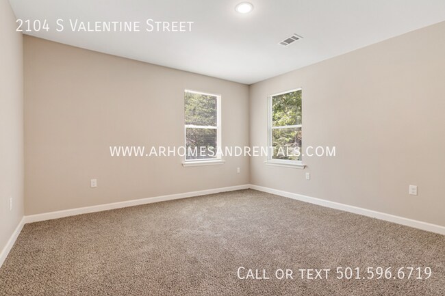 Building Photo - 2104 S Valentine St