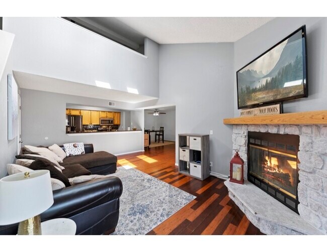 Building Photo - 12024 W Cross Dr