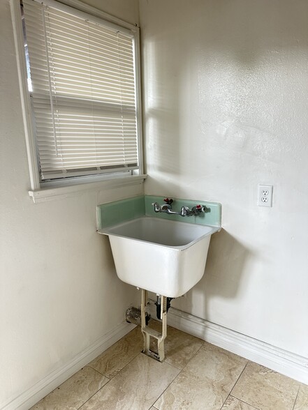 private laundry room with washer & dryer hookups - 1522 N Sycamore St