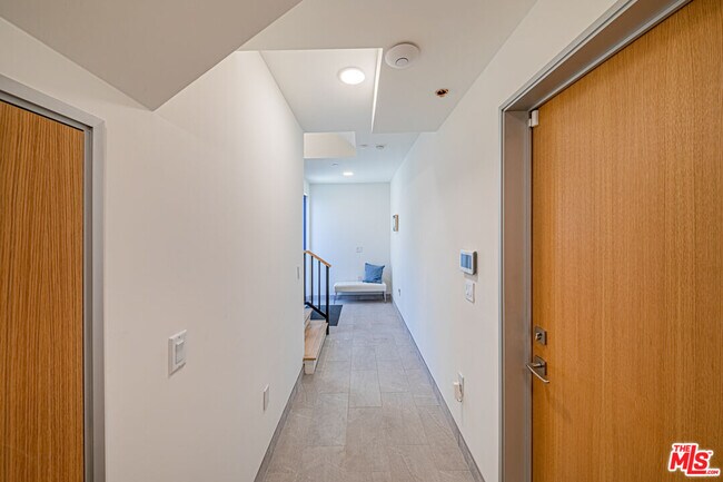 Building Photo - 6142 1/2 Lexington Ave