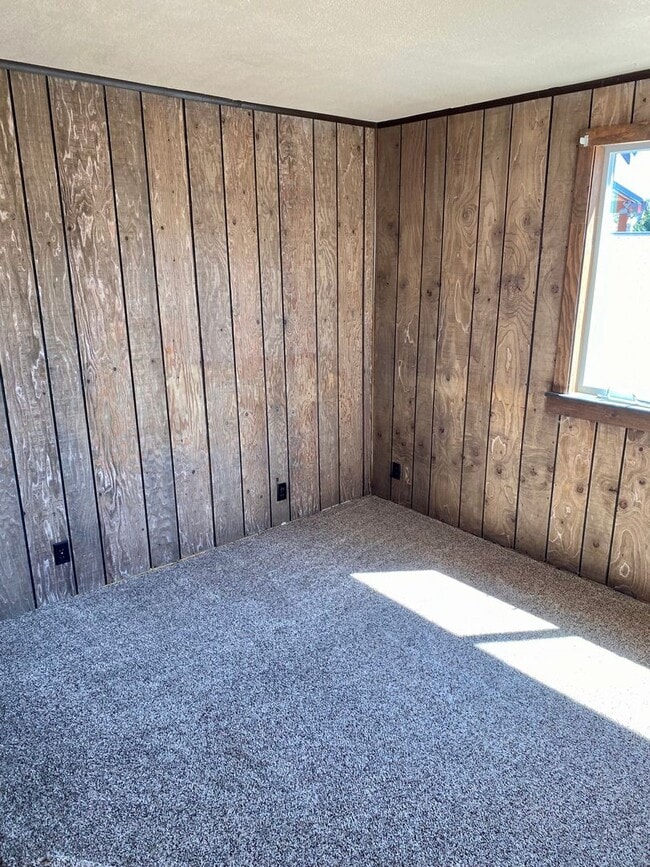 Building Photo - 7 minutes to Sky Lakes Medical Center and ...