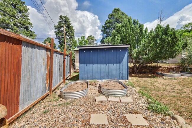 Building Photo - 305 Mesa Dr