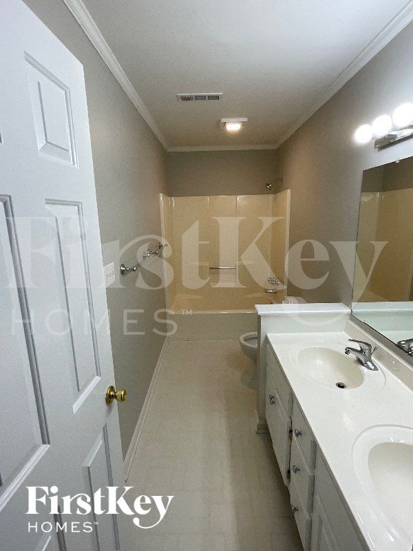 Building Photo - 732 Luxbury Rd