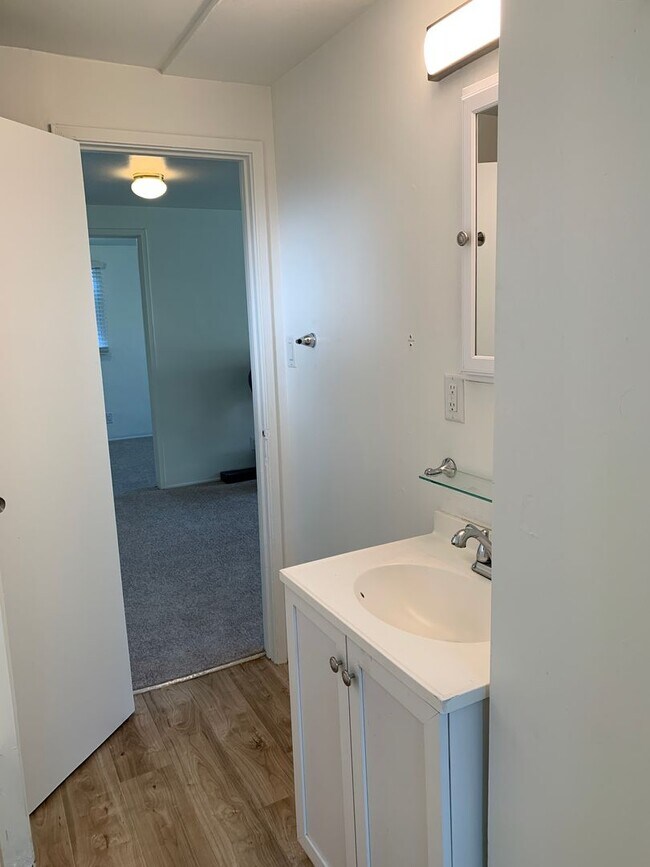Building Photo - 2 Weeks FREE RENT! 1+1 Craftsman Cottage a...