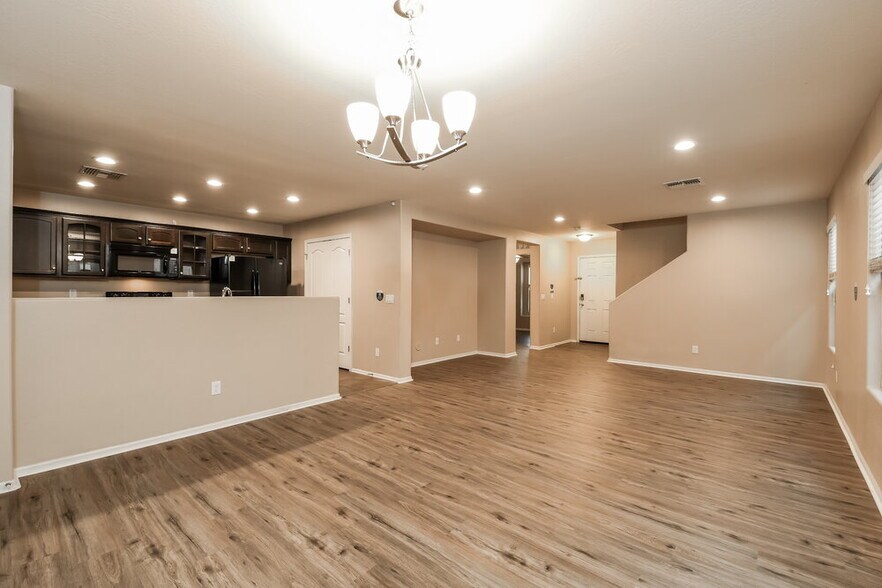 Building Photo - 923 S Pheasant Dr