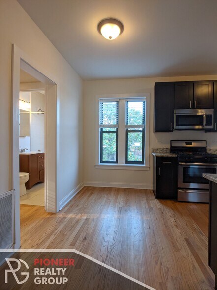 Building Photo - 4032 N Ashland Ave