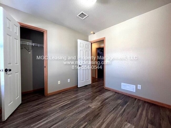 Building Photo - Charming Ranch-Style Duplex in Blue Spring...