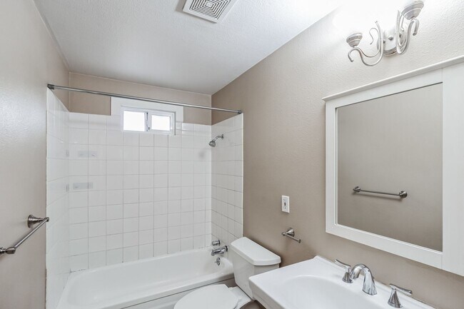 Building Photo - 956 NW Donelson St