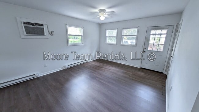 Building Photo - Cozy 2 Bed House with Deck & Yard