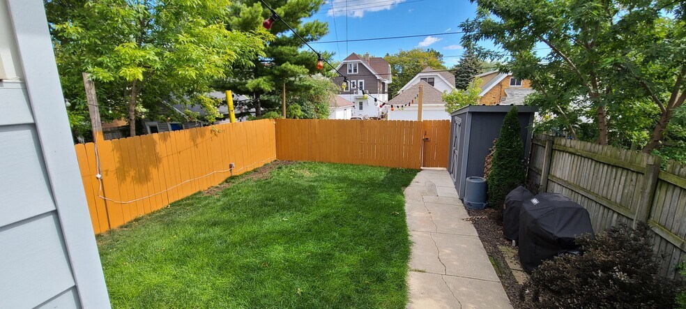 SHared Backyard - 3132 N Weil St