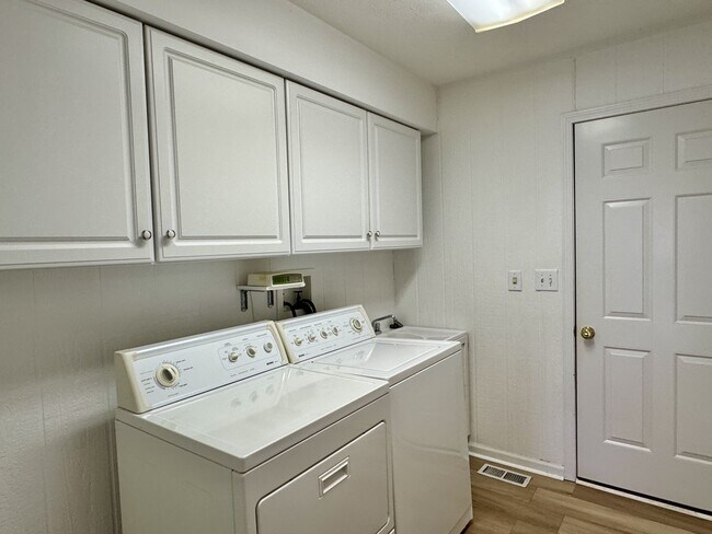 Building Photo - 201 Seminole Cir