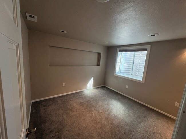 Building Photo - Large 5 bed 3 bath house near Cherry Creek Reservoir!